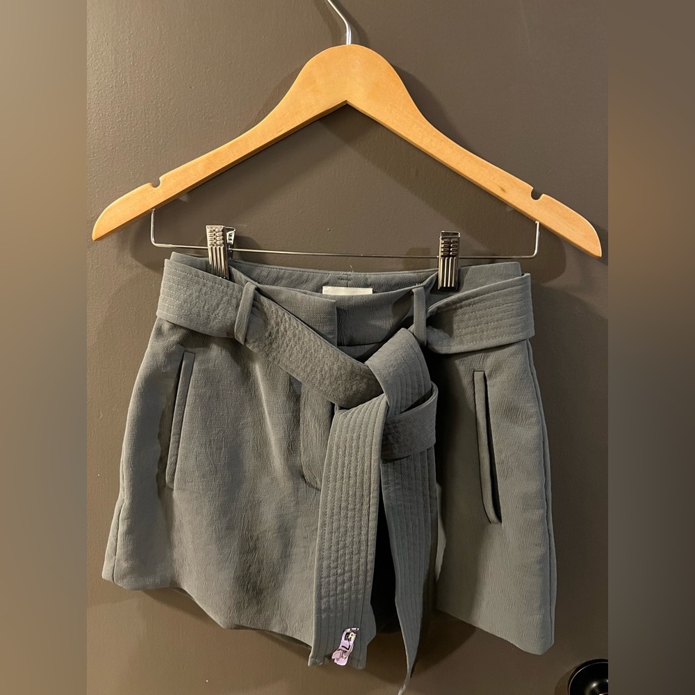 Artizia Wilfred grey/green tie front shorts